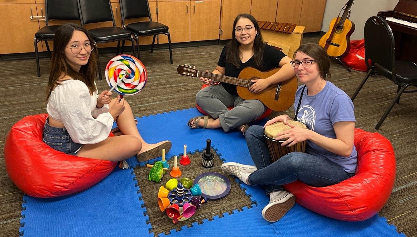 Group of 音乐 Therapy 学生 around instruments for therapy